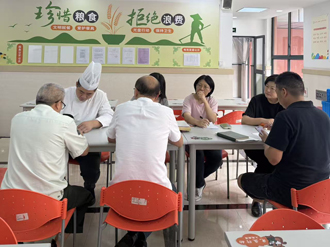 校长开学第一天食堂现场会.jpg